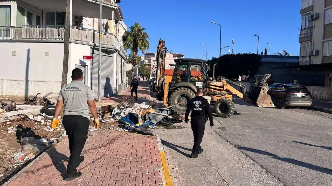 Kepez’de Çöp Ev Alarmı: Tek Kamyon Yetmedi, İkincisi Geldi! 1
